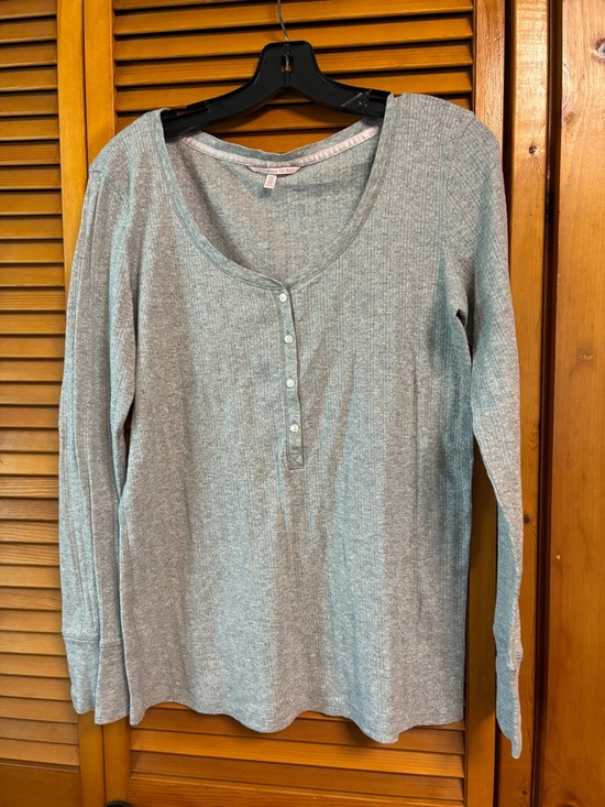 Victoria's Secret Tops - Victoria's Secret Light Gray Ribbed Henley Long Sleeve Top length 25”